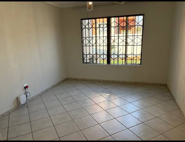 3 BEDROOM FREEHOLD FOR SALE IN WILLOW PARK